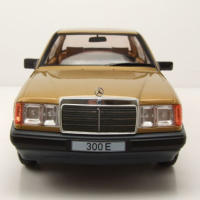 Mercedes 300 E W124 1984 - мащаб 1:18 на MCG моделът е нов в кутия, снимка 6 - Колекции - 44876001
