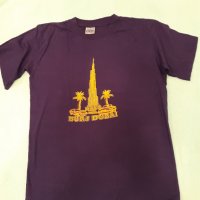 Лилава тениска Бурж Дубай, произведена в Обединените Арабски Емирства , оригинална , златен принт с , снимка 2 - Тениски - 37416372