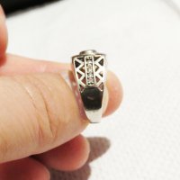 Стар красив мъжки сребърен пръстен с Централно разположен циркон и множество инкрустирани циркон, снимка 2 - Пръстени - 32351360