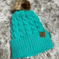 Дамски зимни шапки с пискюл, снимка 4 - Шапки - 43126668