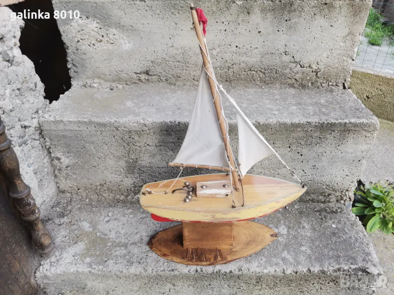 Старо дървено корабче на стойка, снимка 1