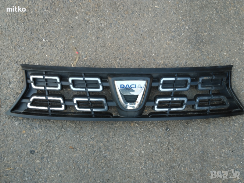 Решетка,преден капак  броня фарове Дачия Дъстър , снимка 1