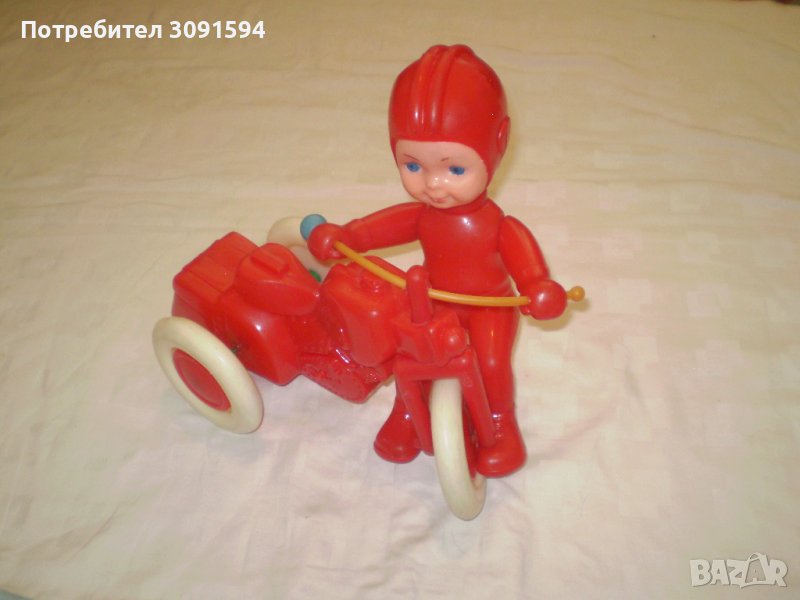 Ретро играчка моторист с мотор червена твърда пластмаса, снимка 1