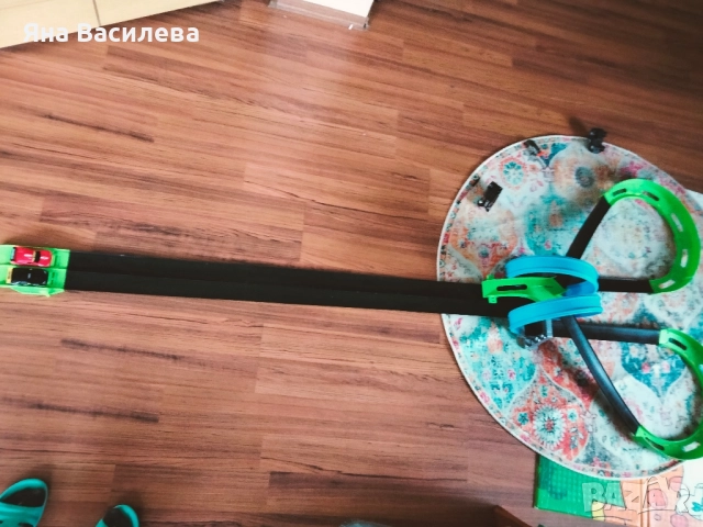 Писта Burago Go Gear с две колички Бураго и 2 колички Hot Wheels подарък