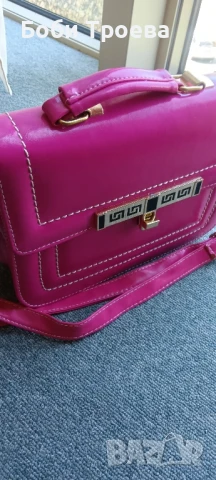 Ежедневна дамска чанта  Изработена от еко кожа Затваряне с капак и метален аксесоар, снимка 2 - Чанти - 51261690