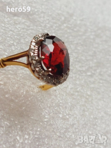 Съвременен дамски златен пръстен 18к с прекрасен гранат и диаманти.Има и сертификат , снимка 2 - Пръстени - 51484845