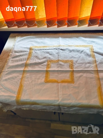 Бродирано каре/ покривка за маса ново