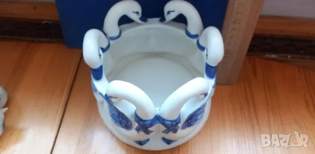 Керамична кашпа с лебеди, снимка 4 - Декорация за дома - 49105820