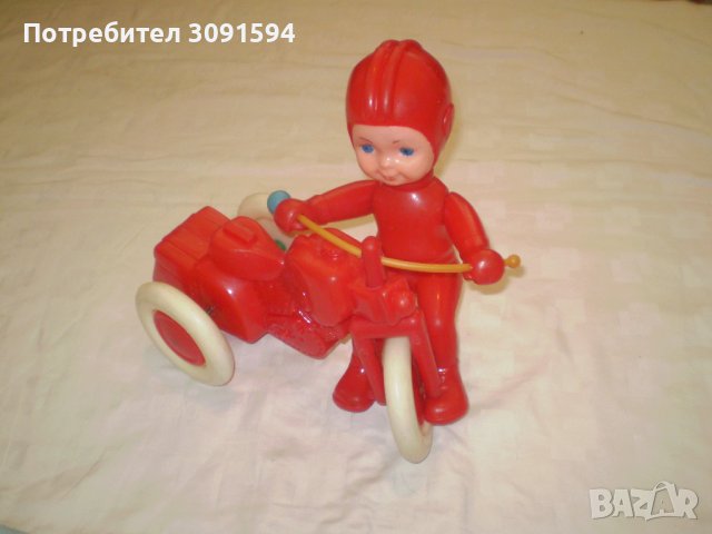 Ретро играчка моторист с мотор червена твърда пластмаса, снимка 1 - Други ценни предмети - 43906757