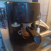Кафе машина Делонги с ръкохватка с крема диск, работи отлично и прави хубаво кафе с каймак , снимка 1 - Кафемашини - 38460676
