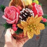 Метална кашпа,,Весели Празници"със два броя заскрежени сапунени рози и една сапунена коледна, снимка 5 - Коледни подаръци - 43250697