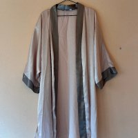 Сатенен домашен халат L размер 😇  Може да се ползва и като връхна дреха 😇, снимка 1 - Други - 44018907