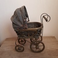 Ретро бебешка количка за кукли, снимка 1 - Антикварни и старинни предмети - 43466729