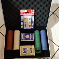Комплект за покер с метален куфар. , снимка 1 - Карти за игра - 37588653