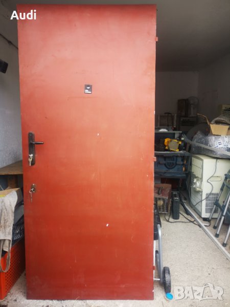 Продавам масивна входна врата с каса от винкел, направена е от метална рамка, оребрена облечена от д, снимка 1