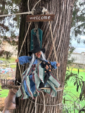 Висяща Баба Яга на люлка