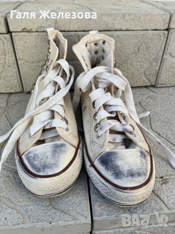 Бели кецове с капси