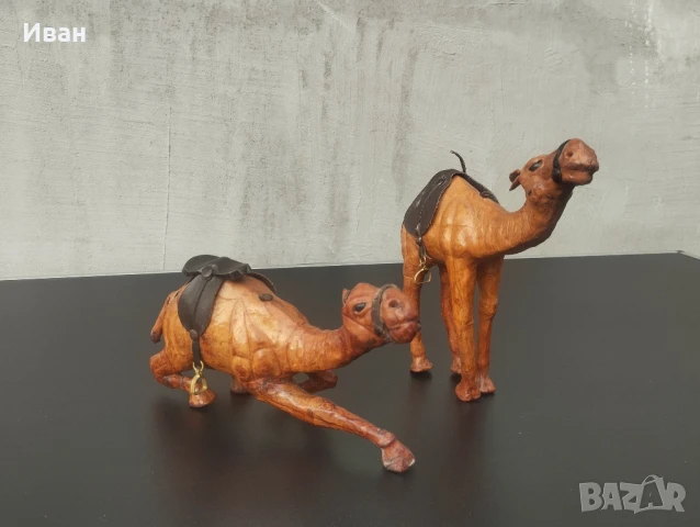 кожена статуетка камила 