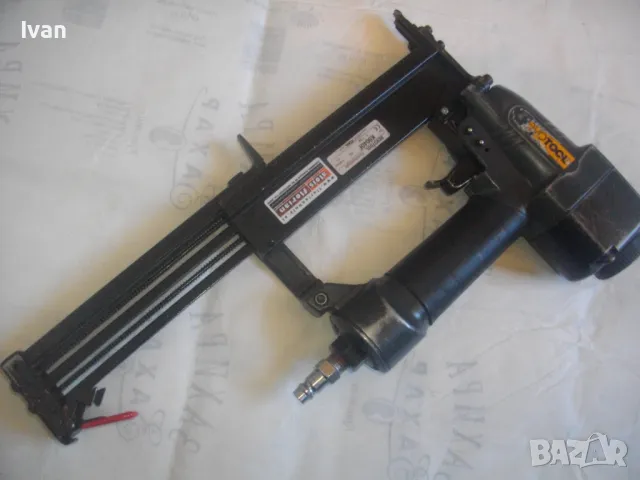 Немски Профи Пневматичен Дърводелски ТАКЕР за скоби 9-40мм REVOTOOL K9040F K90 Голям Масивен Отличен, снимка 2 - Други инструменти - 47518770