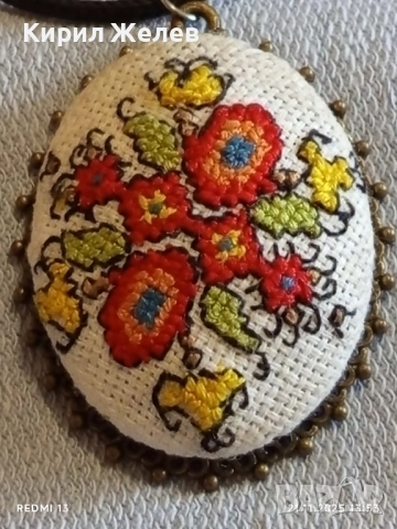МЕДАЛЬОН РЪЧНА ШЕВИЦА с ФЛОРАЛЕН МОТИВ ЧЕРВЕНИ и ЖЪЛТИ ЦВЕТЯ АВТОРСКО БИЖУ 52221, снимка 4 - Колиета, медальони, синджири - 52492559
