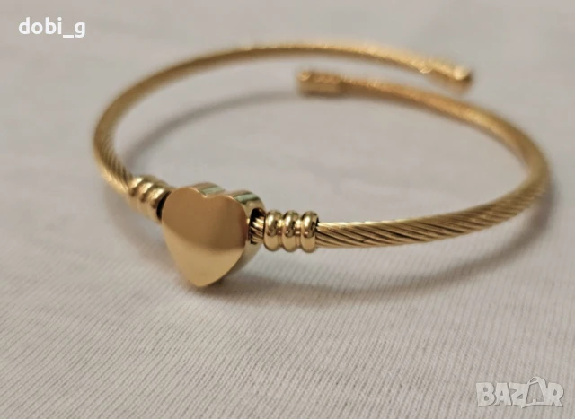 Дамска твърда гривна от качествена медицинска стомана Сърце, снимка 1