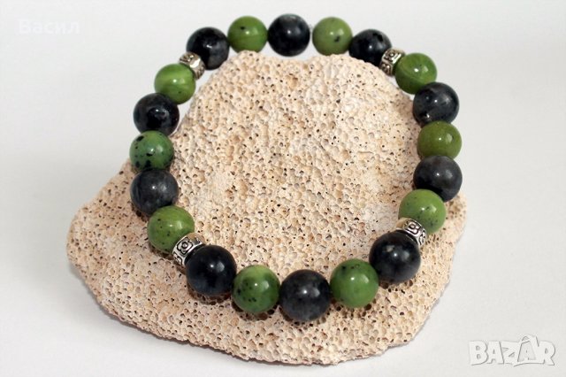 Ръчно изработена гривна от полускъпоценни камъни (Нефрит и Лабрадорит), снимка 2 - Гривни - 28003797