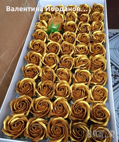 златни сапунени рози 50 бр в кутия 