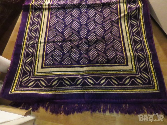 турско молитвено килимче, килимче за молитва за Намаз виолетов фон с красиви златни  флорални мотиви, снимка 4 - Антикварни и старинни предмети - 43170155