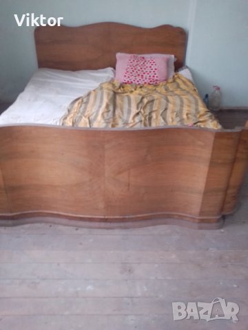 продавам старинна спалня със нощни щкафчета ,направени от масивен орех, снимка 2 - Антикварни и старинни предмети - 36865221