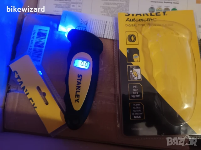 STANLEY STHT80874-0 Цифров манометър за гуми с вграден LED индикатор, снимка 3 - Други инструменти - 51139743