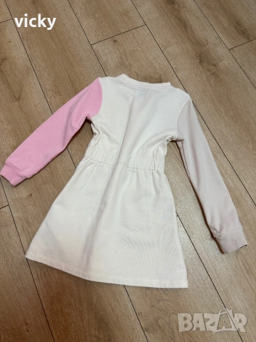 Детска памучна рокля Guess, размер 105-112см , снимка 4 - Детски рокли и поли - 53156894