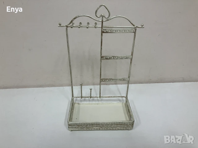 Метална поставка за бижута