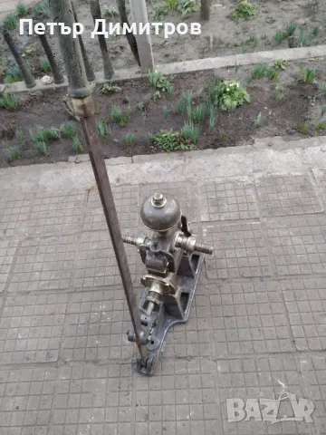 Ръчна бутална винарска помпа. Произведена в началото на миналия век.