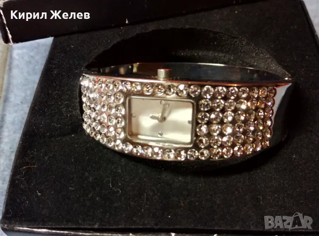 AVON СТИЛЕН ДАМСКИ КВАРЦОВ ЧАСОВНИК на ЕЙВЪН с БЛЕСТЯЩИ КРИСТАЛИ Тип ГРИВНА с КУТИЯТА му 47659, снимка 6 - Дамски - 47609944