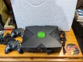 Конзола XBOX + 2 джойстика и игра , снимка 1