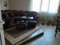 Продавам ъглов диван с масата и две табуретки., снимка 1 - Дивани и мека мебел - 43900292