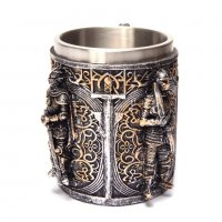 Код 94168 Стилна чаша от полирезин и метал с релефни декорации - рицари, мечове и надписи., снимка 2 - Чаши - 32322137