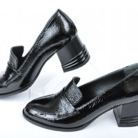 НОВО! Лачени дамски обувки с нисък ток, снимка 1 - Дамски елегантни обувки - 38547684