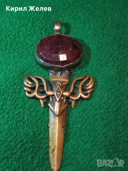ГОЛЯМ БРОНЗОВ НЕО БАРОК ВИНТИДЖ АРТ ПЕНДАНТ МЕЧ с ПЕЧАТ 925 и ЮВЕЛИРНО ФАСЕТИРАН ЧЕРВЕН КАМЪК 34435, снимка 1