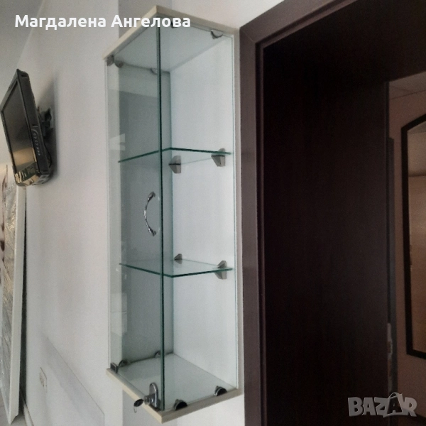 Стъклена витрина- етажерка, снимка 1