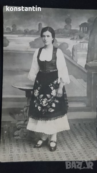 СТАРА СНИМКА/КАРТИЧКА ЖЕНА С НОСИЯ, снимка 1