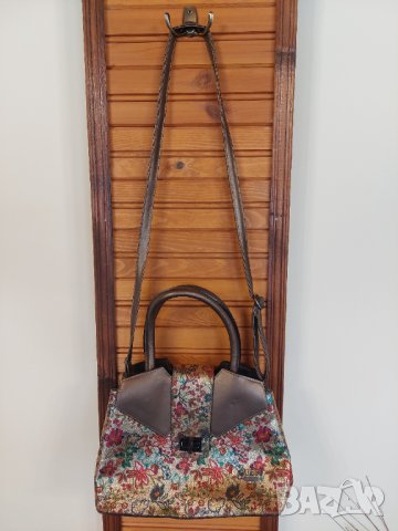 Кафява кожена чанта Guess, с цветни мотиви, снимка 1 - Чанти - 40281399