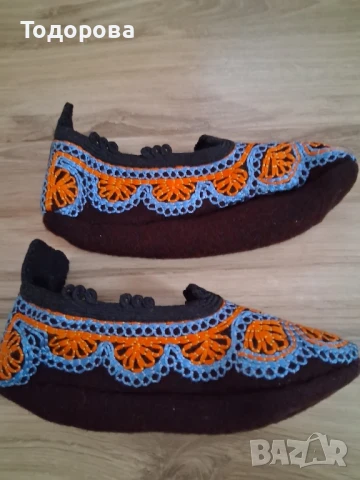 Старинни родопски невестински везани терлици с гайтан изработка 50те години

, снимка 2 - Български сувенири - 50892988