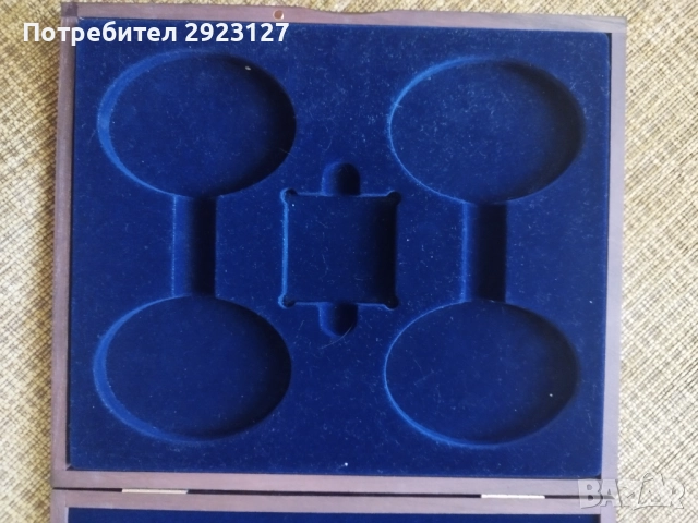 ДЪРВЕНА КУТИЯ ЗА СЪХРАНЕНИЕ  НА ЧЕТИРИ ЕЛИПСОВИДНИ ПЛАКЕТА, снимка 3 - Нумизматика и бонистика - 52070586