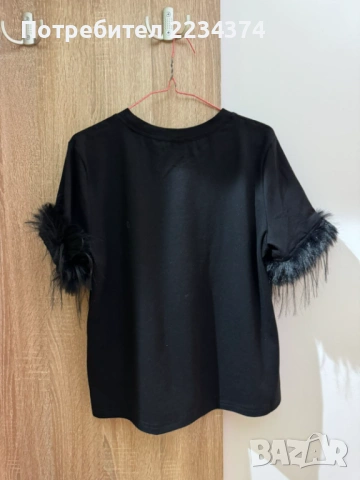 Тениска с пух на ръкама