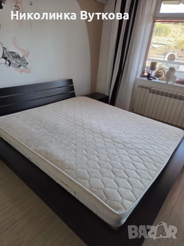 Спалня с две нощни шкафчета 