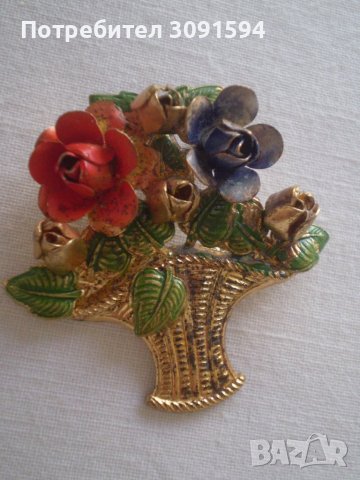 красива Винтич брошка кошница с цветя