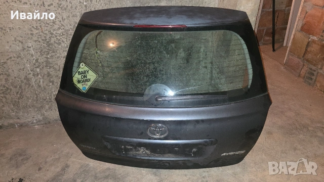 Продавам капак багажник за Toyota Avensis T25 