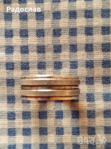 стар въртящ се сребърен пръстенн 