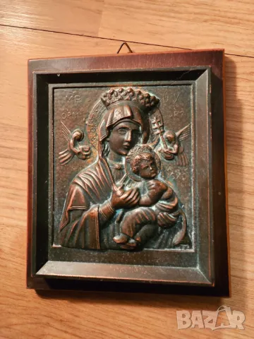 Стара красива медна икона на Богородица с младенеца в дървена рамка Дева Мария